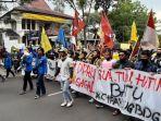 massa-yang-tergabung-dalam-aliansi-cipayung-kota-bandung-menggelar-long-march.jpg