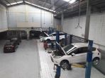 mekanik-melakukan-pelayanan-servisi-mobil-ford_20170624_134157.jpg