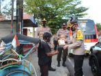 membagi-bagikan-takjil-dan-masker-gratis.jpg