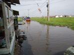 mengeluhkan-buruknya-saluran-drainase-serta-jalan-rusak.jpg