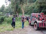 mengevakuasi-bangkai-truk-pengangkut-pakan-ayam-yang-terjun-ke-jurang-di-kawasan-Cigendel-Sumedang.jpg