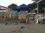 menggali-pasir-pantai-untuk-tanggul.jpg