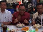 menteri-makan-di-warteg_20151007_084708.jpg
