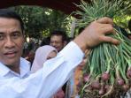 menteri-pertanian-andi-amran-sulaiman-pegang-bawang_20160515_131245.jpg