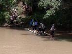 menyeberang-menggunakan-rakit-untuk-menuju-kecamatan-cikadu-karena-tak-mempunyai-fasilitas-jembatan.jpg