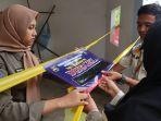 menyegel-sebuah-warung-di-Desa-Cipada.jpg