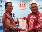 menyerahkan-SK-AHU-kepada-Ketua-Umum-IKA-Fikom-Unpad.jpg