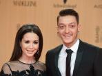 mesut-ozil-dan-mandy-capristo_20160613_145759.jpg
