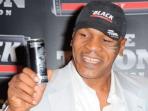 mike-tyson-angkat-kaleng-minuman.jpg