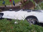 mobil-avanza-masuk-parit-di-cianjur.jpg