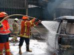 mobil-cary-yang-terbakar-di-jalan-ibrahim-adjie.jpg