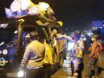 mobil-elf-ini-dinaiki-33-penumpang-di-dalam-dempet-kayak-ikan-asin-di-atas-orang-bersama-barang.jpg
