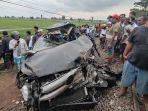 mobil-toyota-innova-hitam-nopol-l-1172-mw-ringsek-setelah-ditabrak-ka-logawa.jpg