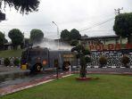 mobil-water-canon-polres-cimahi-semprotkan-disinfektan-di-spn-polda-jabar.jpg