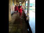 murid-belajar-di-kepungan-banjir-di-sd-negeri-eretan-wetan-ii-indramayu.jpg