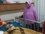 nenek-eem-sedang-menjaga-cucunya-jamaludin-muhammad-6_20170130_192248.jpg