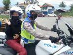 ngidam-dibonceng-motor-polisi.jpg