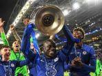 ngolo-kante-mengangkat-trofi-liga-champions.jpg