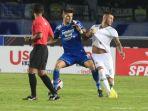 nick-kuipers-duel-dengan-pemain-pss-sleman.jpg