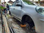 nissan-march-yang-keempat-rodanya-dicuri-saat-diparkir-di-pinggir-jalan-dr-m-hatta-kota-tasikmalaya.jpg