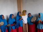 nurul-arifin-berfoto-bersama-pemain-musik-qasidah-kampung-rancabolang-tengah-bandung_20171118_175516.jpg