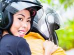 ojek-dengan-seorang-penumpang-wanita-tersenyum_20151110_092417.jpg