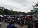 ojek-pangkalan-protes_dorong-motor-di-jatinangor_20171127_123451.jpg