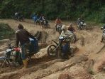 ojek-tengah-melintasi-jalanan-rusak_20180401_122721.jpg