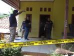 olah-TKP-di-rumah-bercat-kuning-milik-Heryanto-pembunuh-di-Purwakarta.jpg