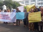 orang-tua-aksi-ppdb_20170621_103955.jpg