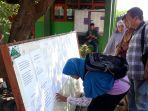 orang-tua-calon-siswa-sedang-melihat-hasil-pengumuman-ppdb.jpg