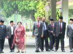 pakai-tongkat.jpg