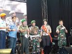 pangdam-iii-siliwangi-memberikan-hadiah-kepada-para-pemenang_20171007_080948.jpg