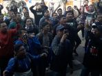 para-bobotoh-bernyanyi-memberikan-dukungan-kepada-pemain-persib_20180416_114030.jpg