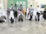 para-guru-honorer-sujud-syukur.jpg