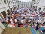 para-jemaah-muhammadiyah-saat-melaksanakan-salat-idulfitri.jpg