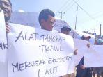 para-nelayan-pantura-saat-berunjuk-rasa-di-sekitaran-tpi-karangsong.jpg