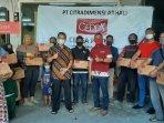 para-pedagang-kaki-lima-berfoto-bersama-setelah-menerima-paket-sembako.jpg