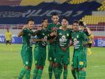 para-pemain-persebaya-surabaya-merayakan-gol-sabtu-4112021-malam.jpg