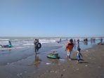 para-pengunjung-saat-memadati-pantai-glayem-kabupaten-indramayu.jpg