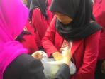 para-siswa-smkn-1-garut-memasukan-telepon-genggam_20160404_084525.jpg