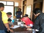 para-sopir-dan-kernet-jalani-tes-urine-di-garut_20150721_154251.jpg