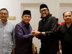 pasangan-Ono-Surono-kedua-dari-kanan-dan-Acep-Adang-Ruhiat-kedua-dari-kiri.jpg