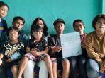 pasangan-mulyono-dan-partina-saat-berfoto-bersama-anak-anaknya.jpg