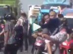 pasangan-pengantin-digendong.jpg