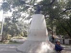 patung-pahlawan-nasional-r-dewi-sartika-yang-terdapat-di-taman-dewi-sartika-bandung_20170823_141417.jpg