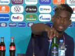 paul-pogba-saat-memindahkan-botol-bir.jpg