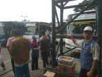 pedagang-asongan-di-terminal-leuwipanjang_20170627_113002.jpg