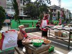 pedagang-di-pasar-sederhana-penerima-bantuan.jpg