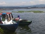 pedagang-keliling-yang-menggunakan-perahu-di-bendungan-cirata_20171228_192114.jpg